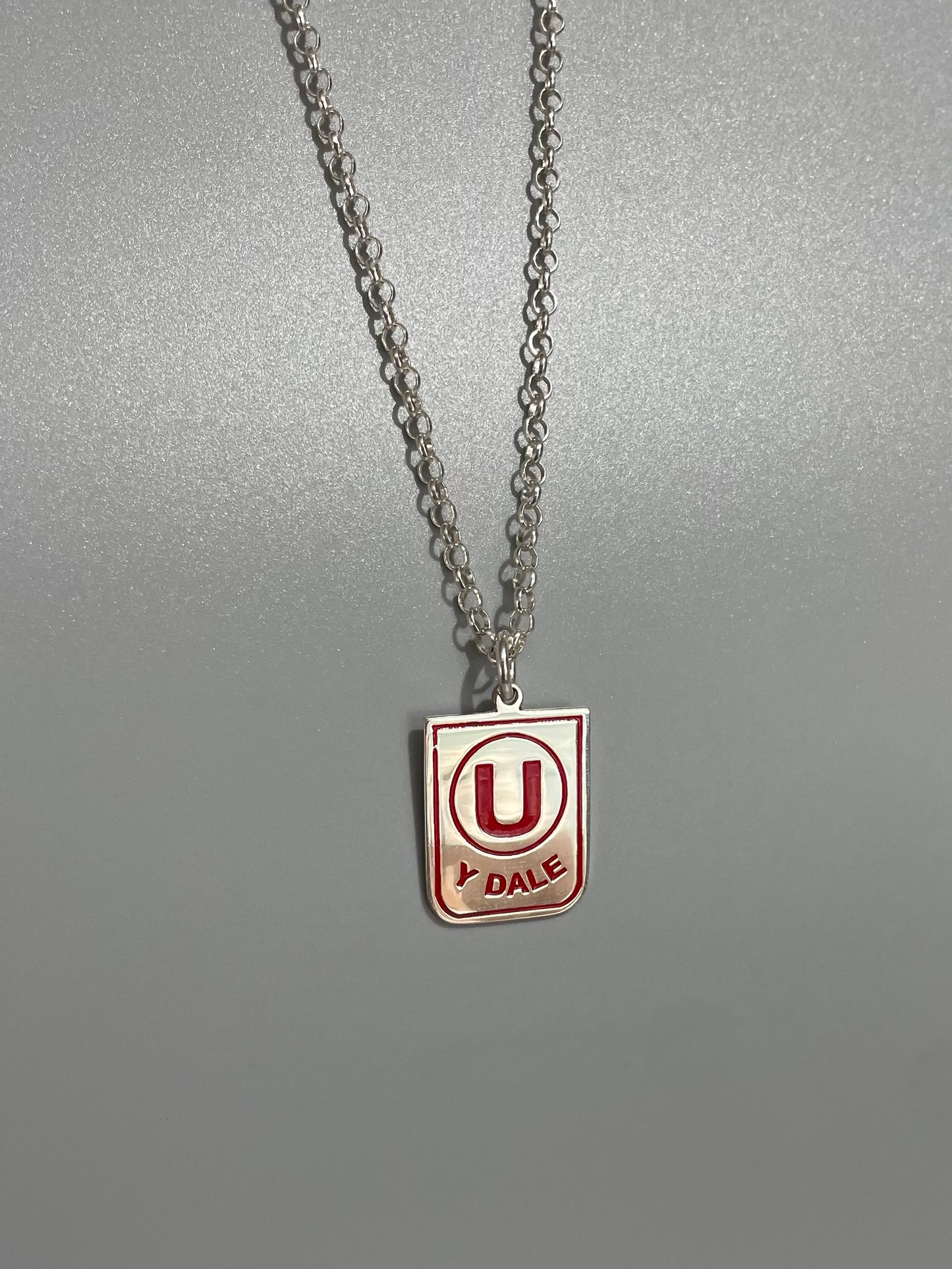 Cadena y dije Universitario de deportes en plata