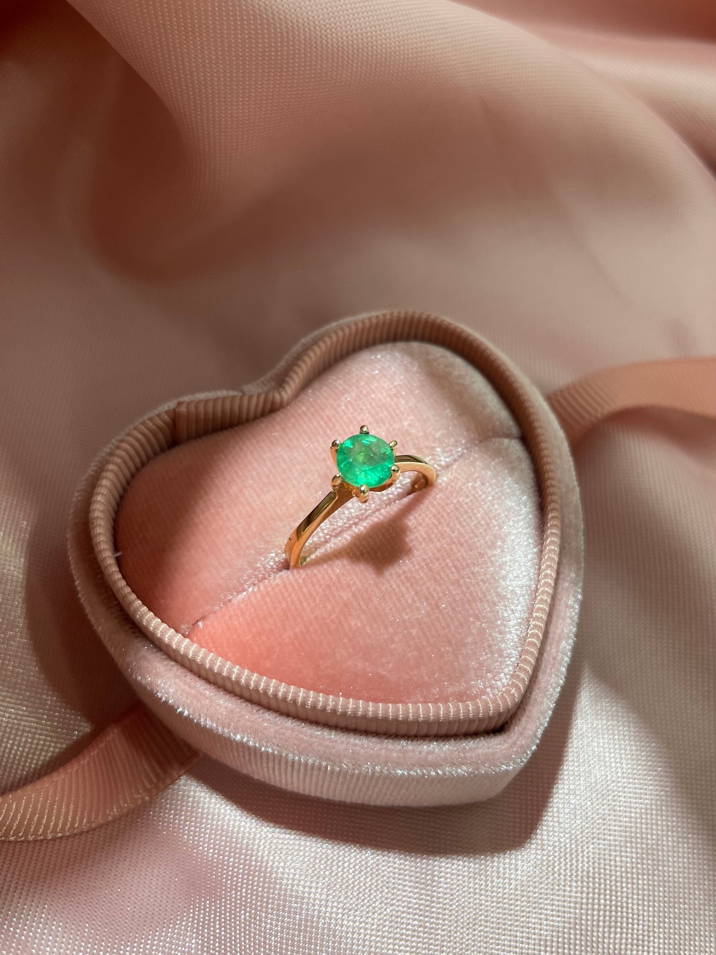 Anillo en oro 18k con esmeralda natural