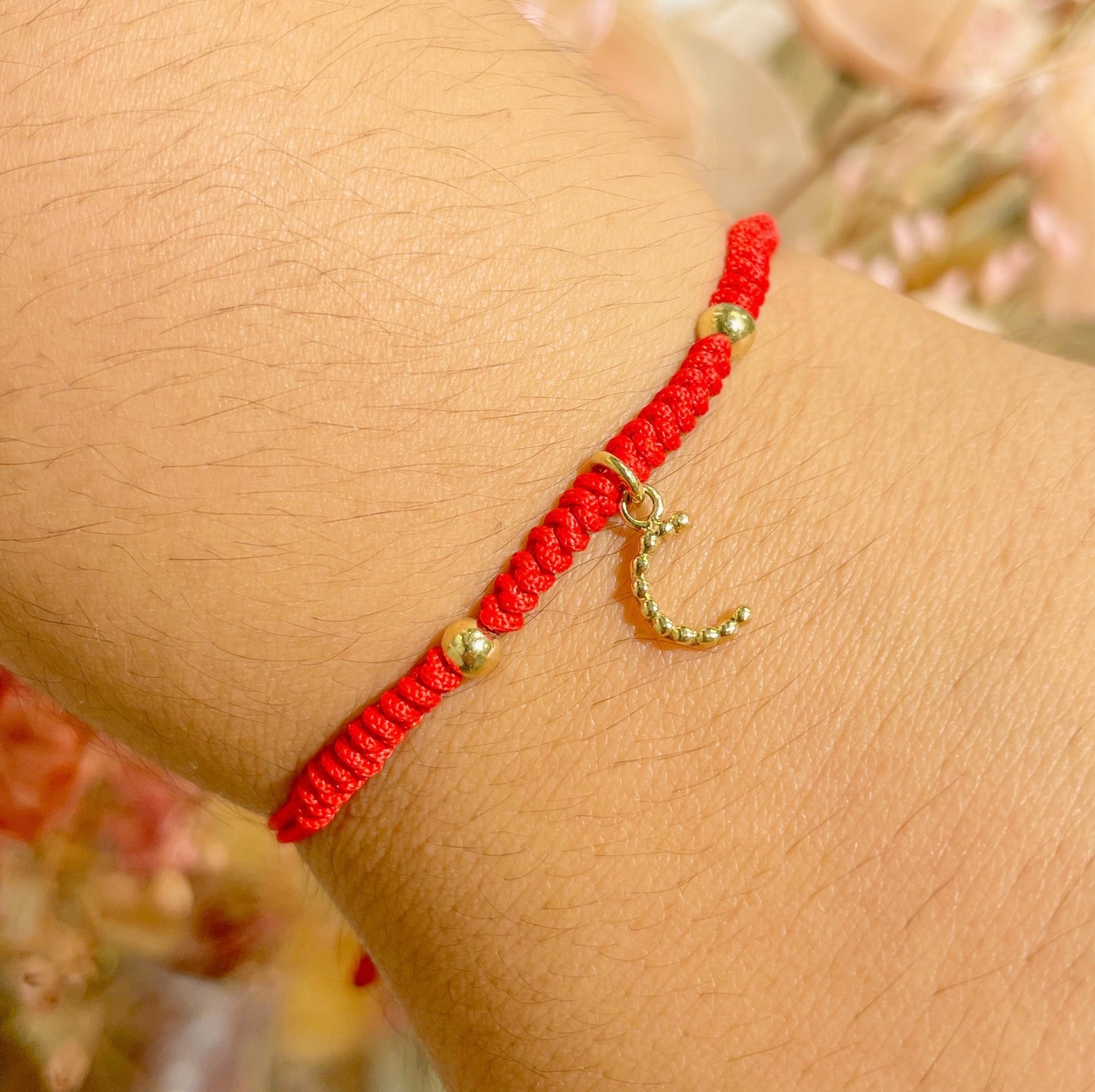 Pulsera hilo inicial oro