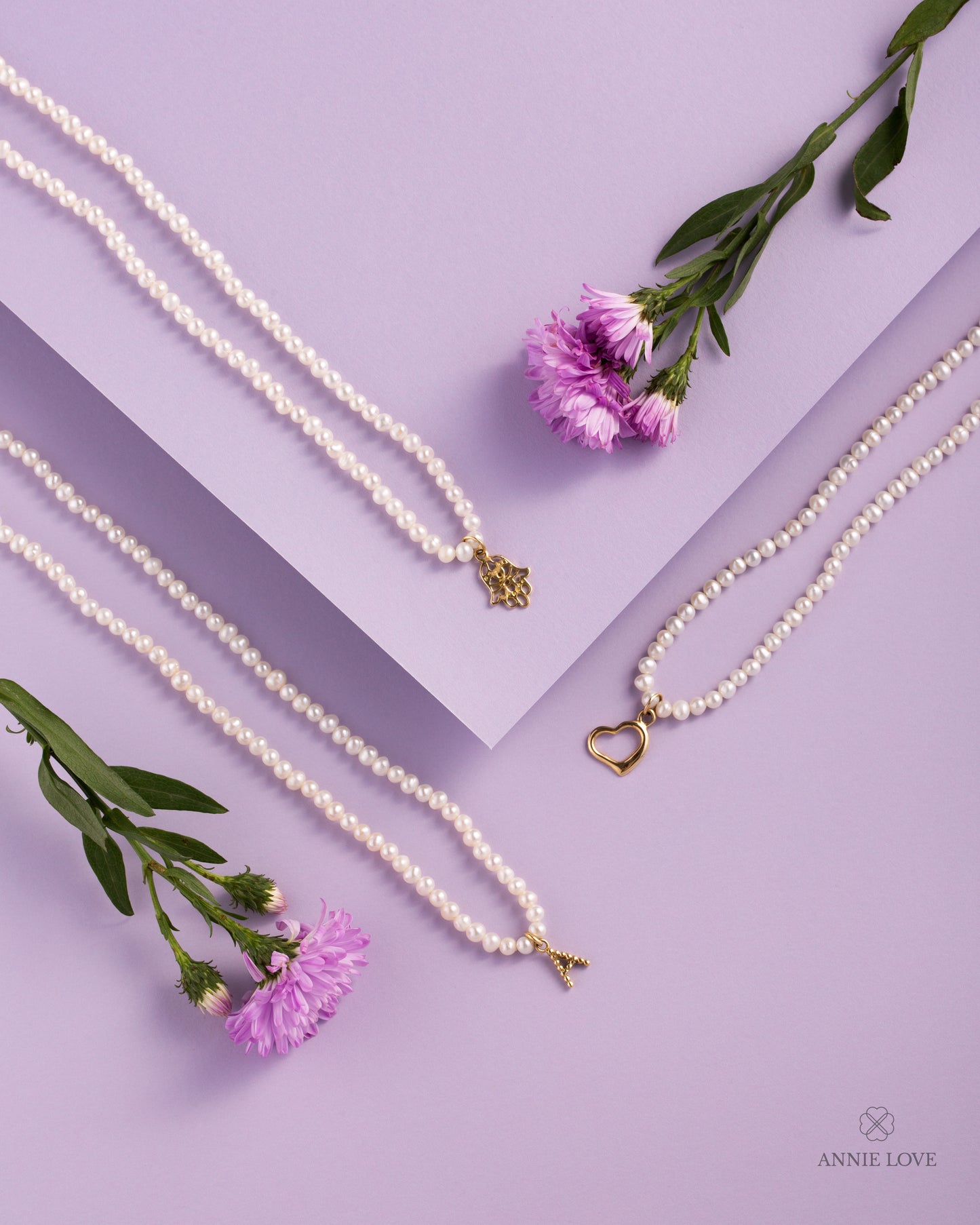 GARAGANTILLA DE PERLAS CON INICIAL DE ORO