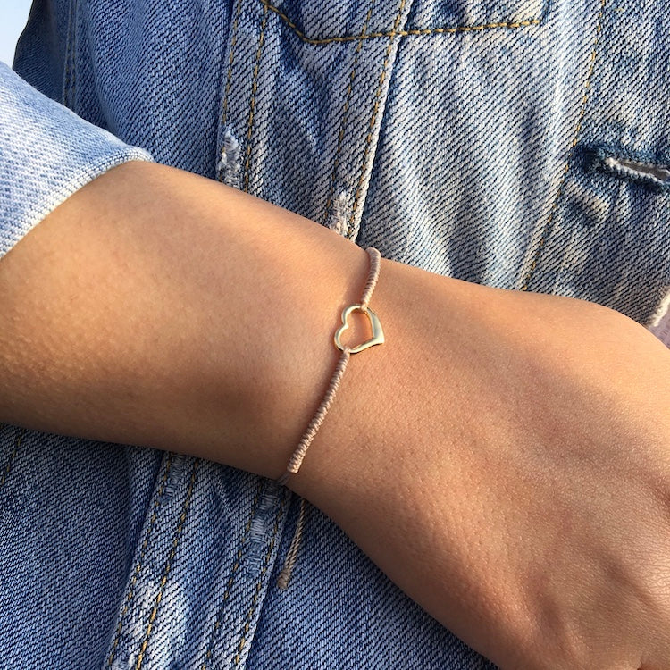 Pulsera hilo infinito corazón calado