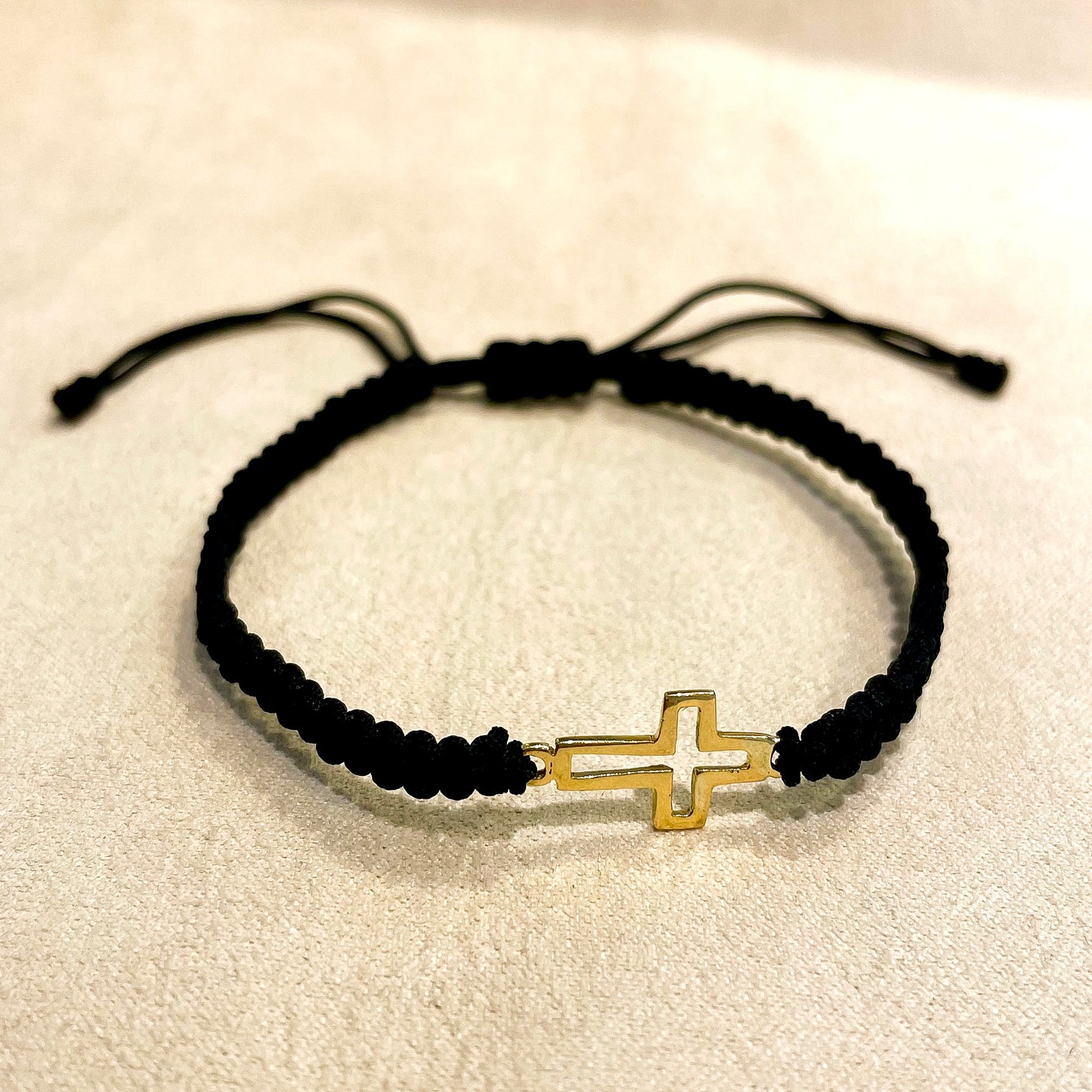 Pulsera hilo cruz oro