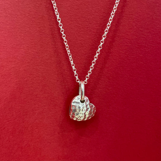 Cadena y dije corazón con textura martillada